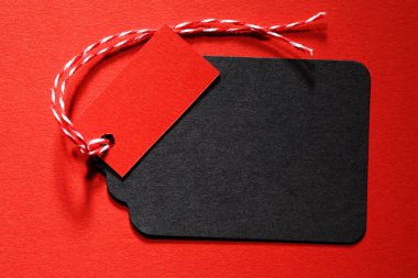 Siyah beyaz bir arka plan üzerinde tag