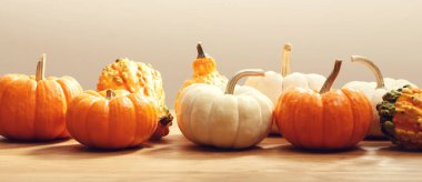 Rustik ahşap arka plan üzerinde kabaklar