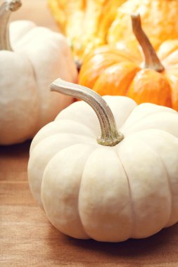 Rustik ahşap arka plan üzerinde kabaklar