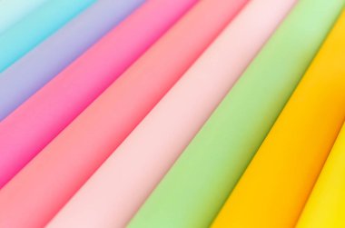 Bir kağıt ve renkli parlak rulo