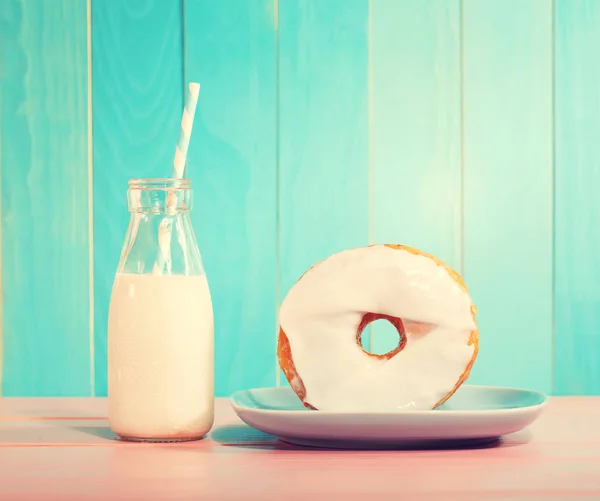 Donut met melk op een pastel achtergrond — Stockfoto