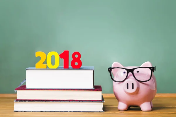 Klassenthema 2018 mit Schulbüchern und Sparschwein — Stockfoto