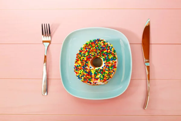 Donut yemek ve Gümüş eşyalar — Stok fotoğraf