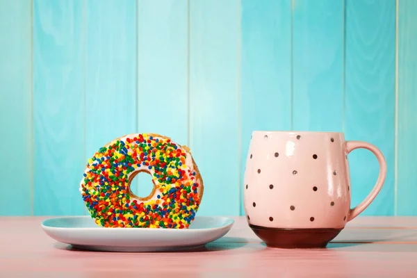 Donut and dish with pink mug — Stock Photo, Image
