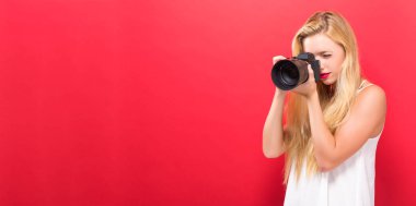 Genç kadın karşılaştırma profesyonel fotoğraf makinesi