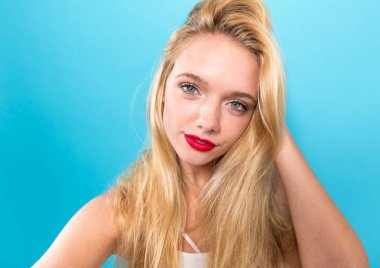 Genç bir kadın selfie çekiyor. 