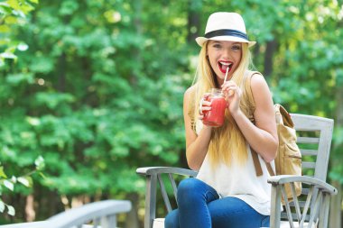 Genç kadın bir yüzlü dışında içme