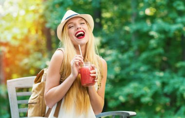 Genç kadın bir yüzlü dışında içme