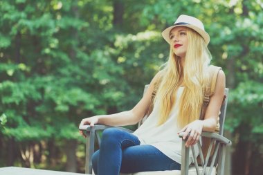 Dışarıda oturan genç kadın