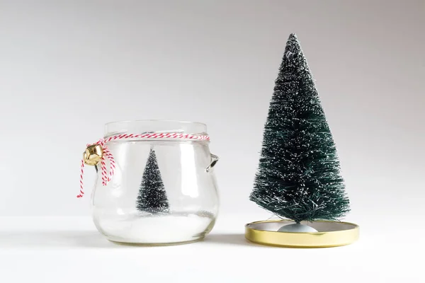 Árboles de Navidad con uno en un frasco de vidrio — Foto de Stock