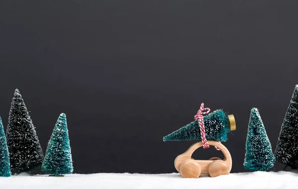 Bir Noel ağacı taşıyan minyatür ahşap araba — Stok fotoğraf