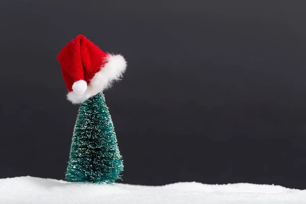 Καπέλο Santa και χριστουγεννιάτικο δέντρο — Φωτογραφία Αρχείου
