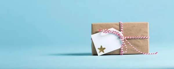 Caja de regalo sobre fondo azul — Foto de Stock