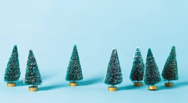 Kleine groene kerstbomen — Stockfoto