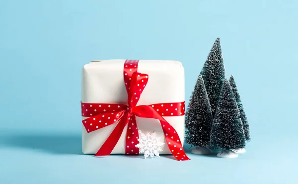 Κουτί δώρου με μινιατούρα χριστουγεννιάτικα δέντρα — Φωτογραφία Αρχείου