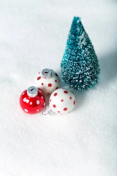 Kerstboom en weinig bauble ornamenten — Stockfoto