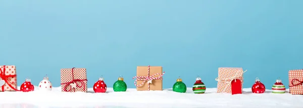 Cajas de regalo de Navidad en un paisaje cubierto de nieve —  Fotos de Stock