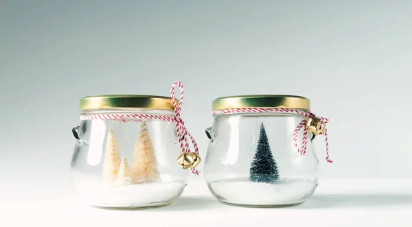 Kleine kerstbomen in glazen potten — Stockfoto