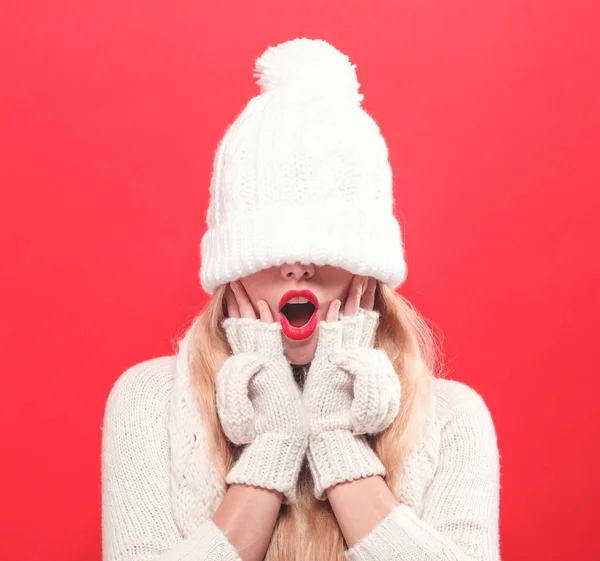 Mujer con sombrero de punto de invierno tiró sobre sus ojos — Foto de Stock