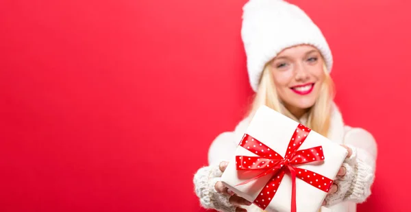 Jonge vrouw met een kerstcadeau — Stockfoto
