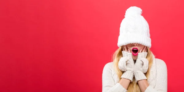 Kvinna med vintern sticka mössa drog över ögonen — Stockfoto