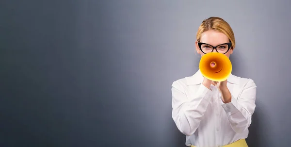 Jonge vrouw met een megafoon papier — Stockfoto