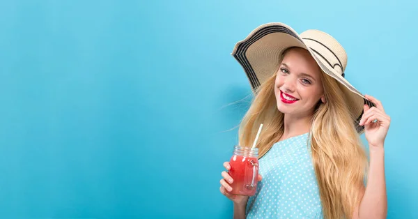 Glückliche junge Frau trinkt Smoothie — Stockfoto