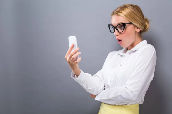 Jonge vrouw met behulp van haar telefoon — Stockfoto