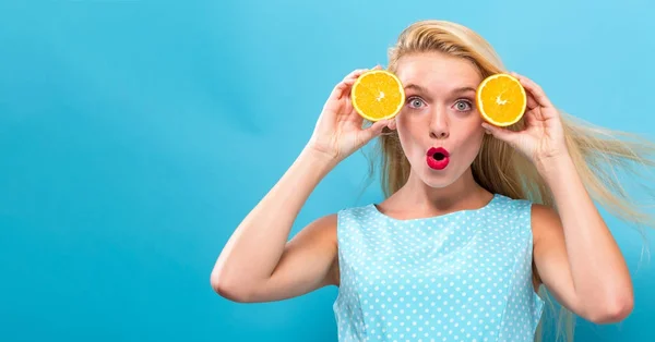 Glückliche junge Frau mit Orangen in der Hand — Stockfoto