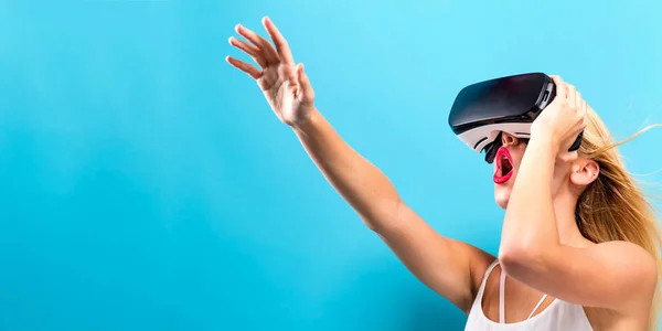 Giovane donna utilizzando auricolare realtà virtuale — Foto Stock