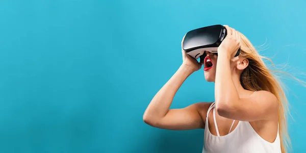 Junge Frau nutzt Virtual-Reality-Headset — Stockfoto