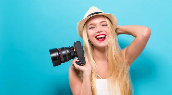Mujer joven comparando cámara profesional — Foto de Stock