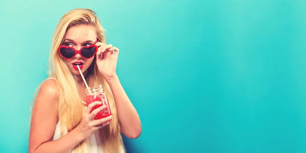 Mutlu genç kadın içme güler yüzlü — Stok fotoğraf