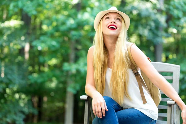 Junge Frau sitzt draußen — Stockfoto