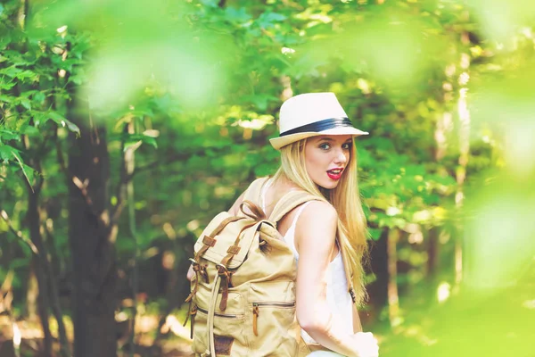 Jovem mulher caminhando em uma trilha florestal — Fotografia de Stock