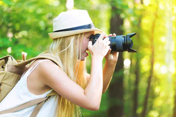 Fotografo femminile con una fotocamera esterna — Foto Stock