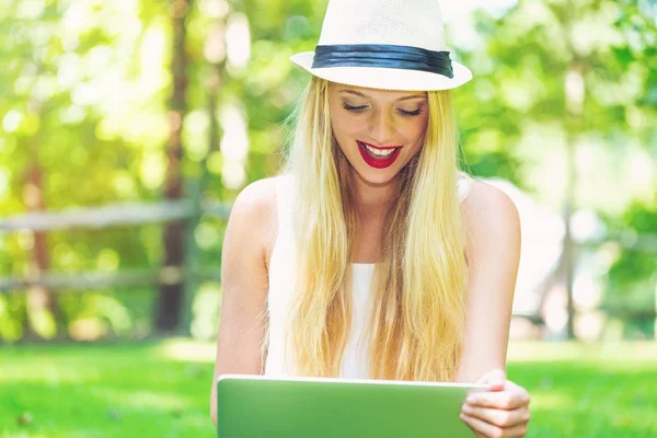 Mujer joven usando su computadora portátil fuera —  Fotos de Stock