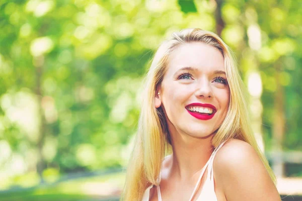 Jeune femme dehors par une belle journée d'été — Photo