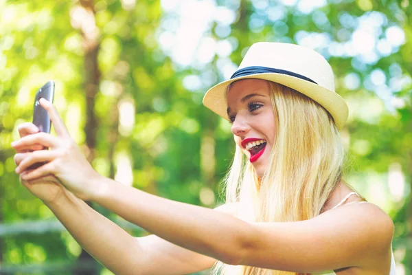 Jeune femme prenant un selfie à l'extérieur — Photo