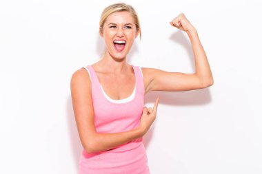 Güçlü genç kadın yerleştirmek 