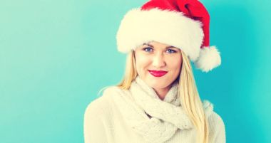 Noel Baba şapkası olan mutlu kadın