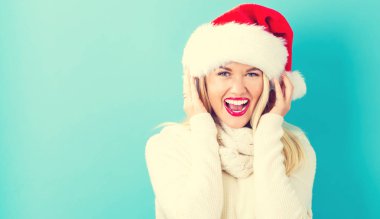 Noel Baba şapkası olan mutlu kadın