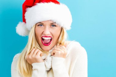 Noel Baba şapkası olan mutlu kadın