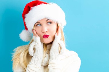 Noel Baba şapkası olan mutlu kadın