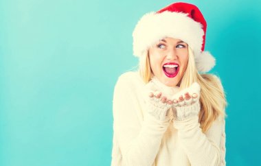 mutlu genç kadın bir öpücük üfleme