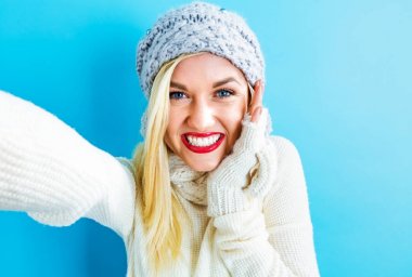 Genç bir kadın selfie çekiyor.