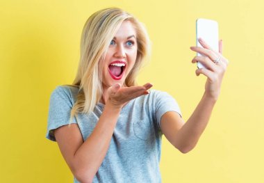 Genç bir kadın selfie çekiyor. 