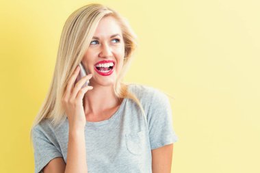 Genç bayan telefonda konuşuyor.