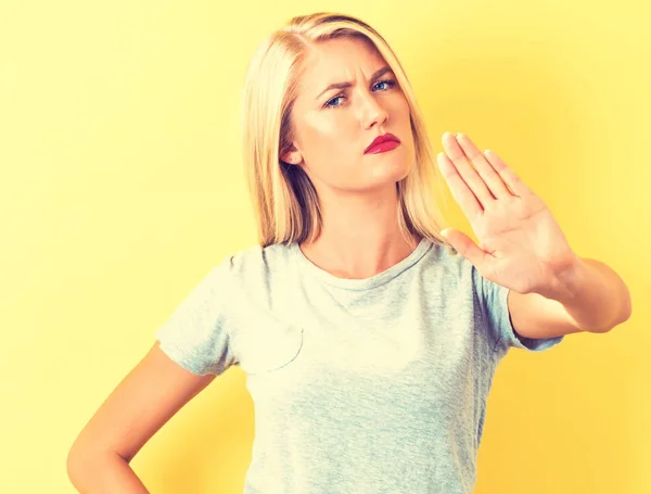 Mujer joven haciendo una pose de rechazo — Foto de Stock