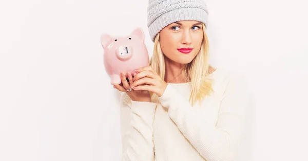 Jonge vrouw met een piggy bank — Stockfoto